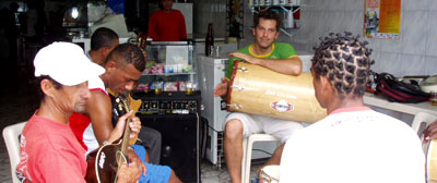 Harald plays in roda de Samba, Cunha.